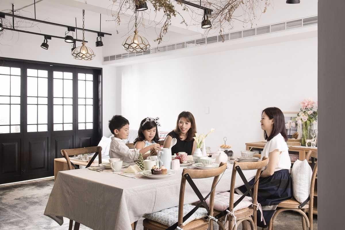 「實驗家」女主人Peggy與聯寬設計的王毓婷設計師，攜手佈置夢幻的親子午茶餐桌。